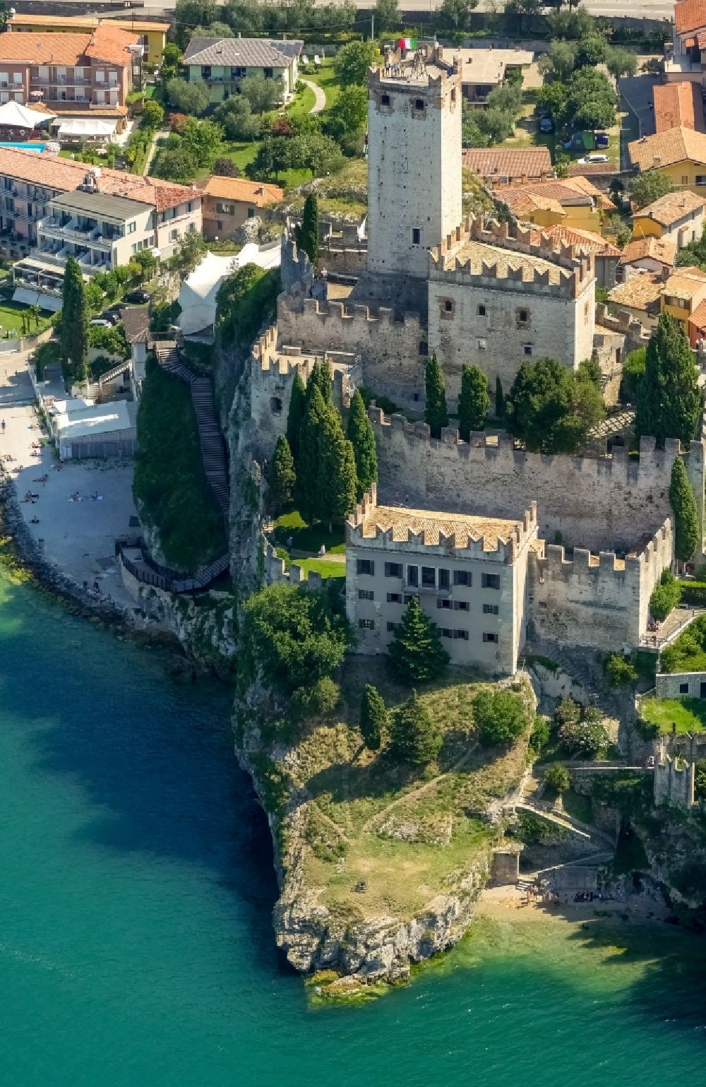 Luftaufnahme Malcesine - Burganlage des Schloss Castello di Malcesine in Malcesine in Veneto, Italien