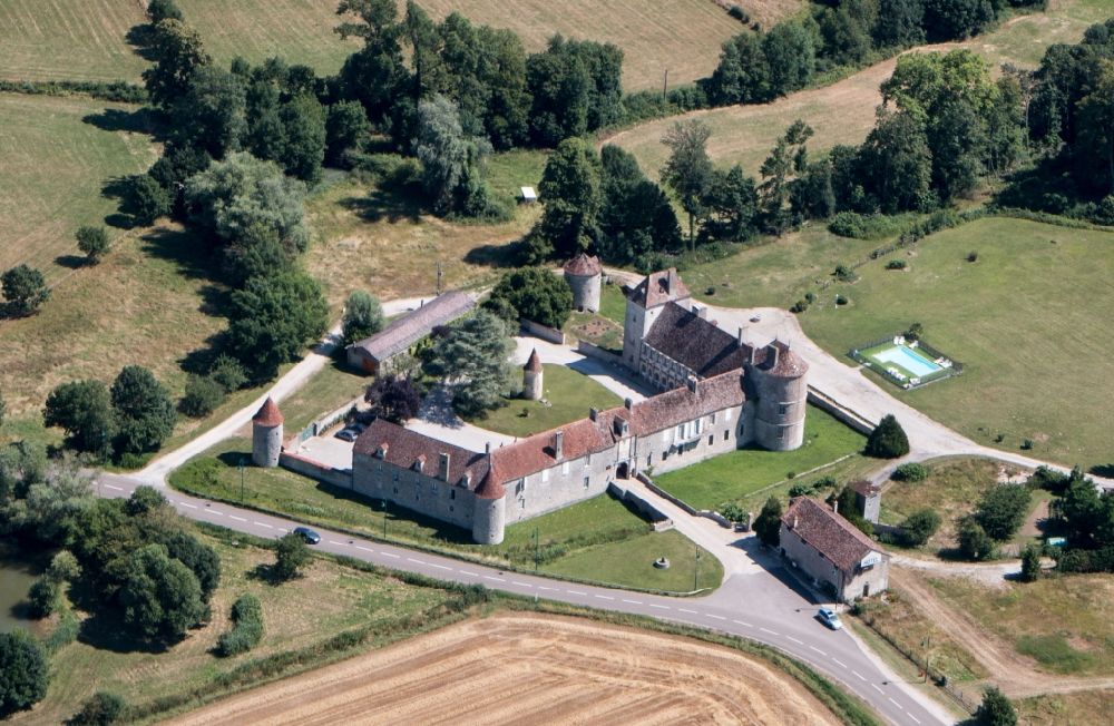 Boncourt-le-Bois aus der Vogelperspektive: Burganlage des Schloss Chateau de la Berchere in Boncourt-le-Bois in Bourgogne Franche-Comte, Frankreich