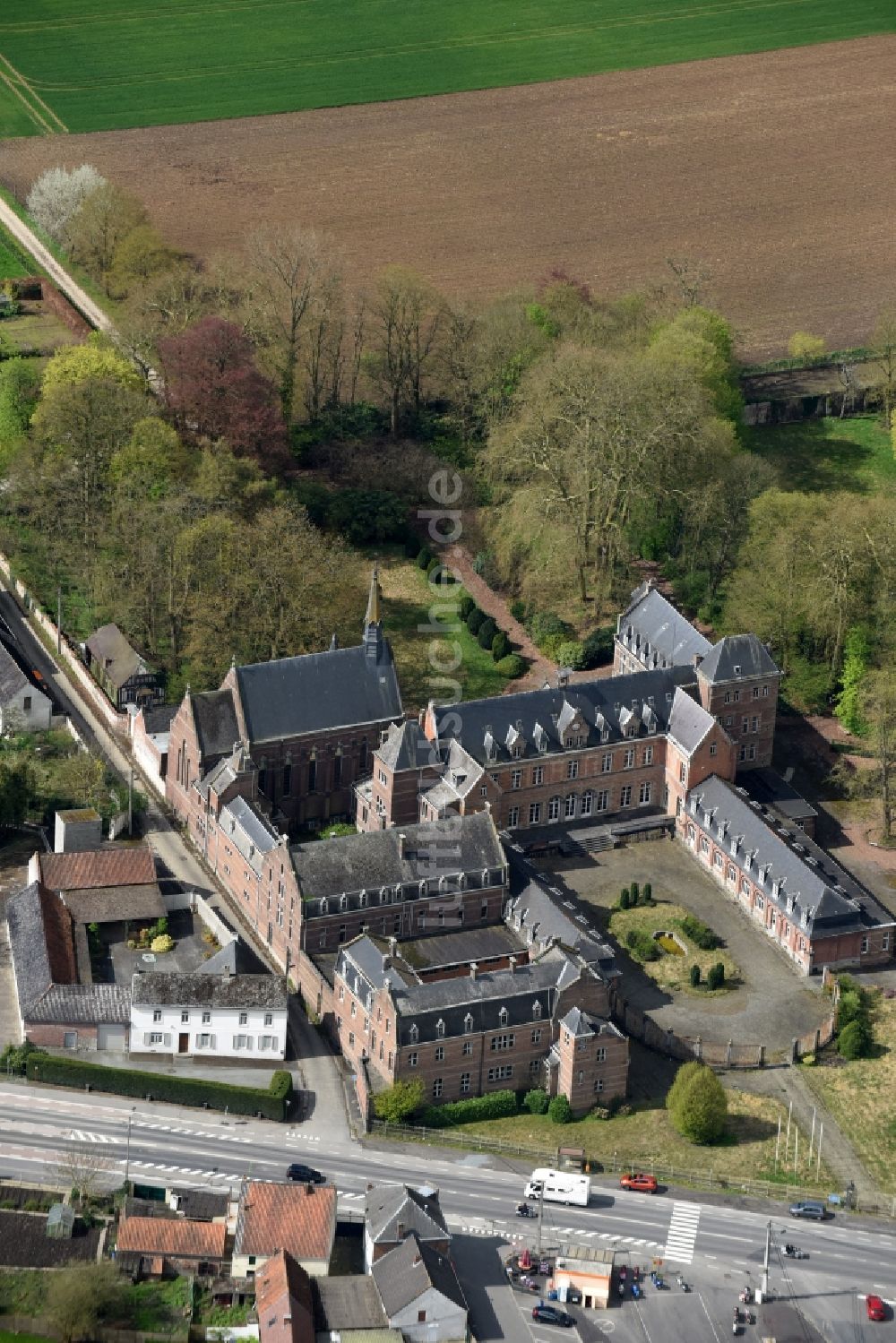 Lessines von oben - Burganlage des Schloss an der Chaussée Victor Lampe in Lessines in Région wallonne, Belgien
