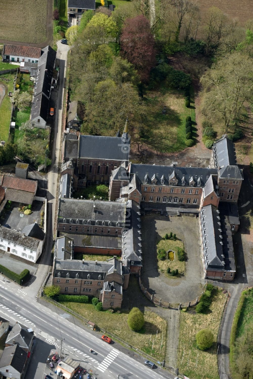 Lessines aus der Vogelperspektive: Burganlage des Schloss an der Chaussée Victor Lampe in Lessines in Région wallonne, Belgien
