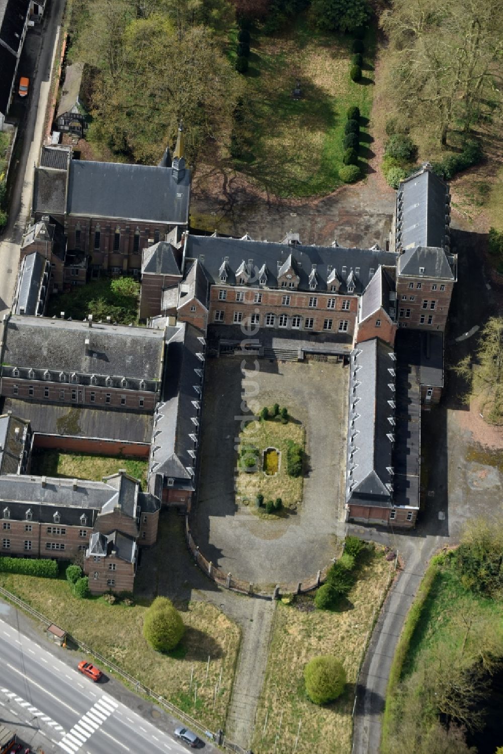 Luftbild Lessines - Burganlage des Schloss an der Chaussée Victor Lampe in Lessines in Région wallonne, Belgien