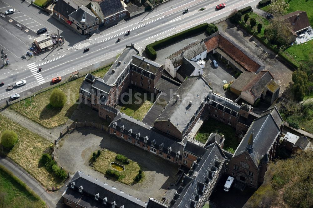 Luftaufnahme Lessines - Burganlage des Schloss an der Chaussée Victor Lampe in Lessines in Région wallonne, Belgien