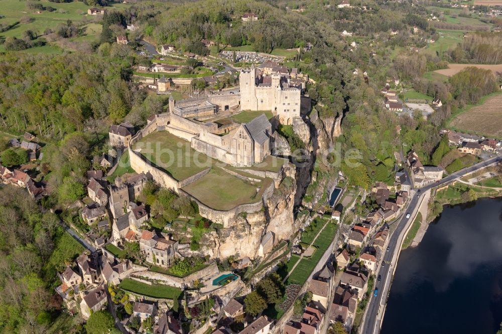 Beynac-et-Cazenac aus der Vogelperspektive: Burganlage des Schloss Château de Beynac in Beynac-et-Cazenac in Nouvelle-Aquitaine, Frankreich