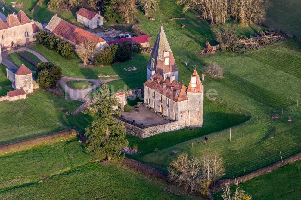 Luftaufnahme Morlet - Burganlage des Schloss Château de Morlet in Morlet in Bourgogne-Franche-Comte, Frankreich