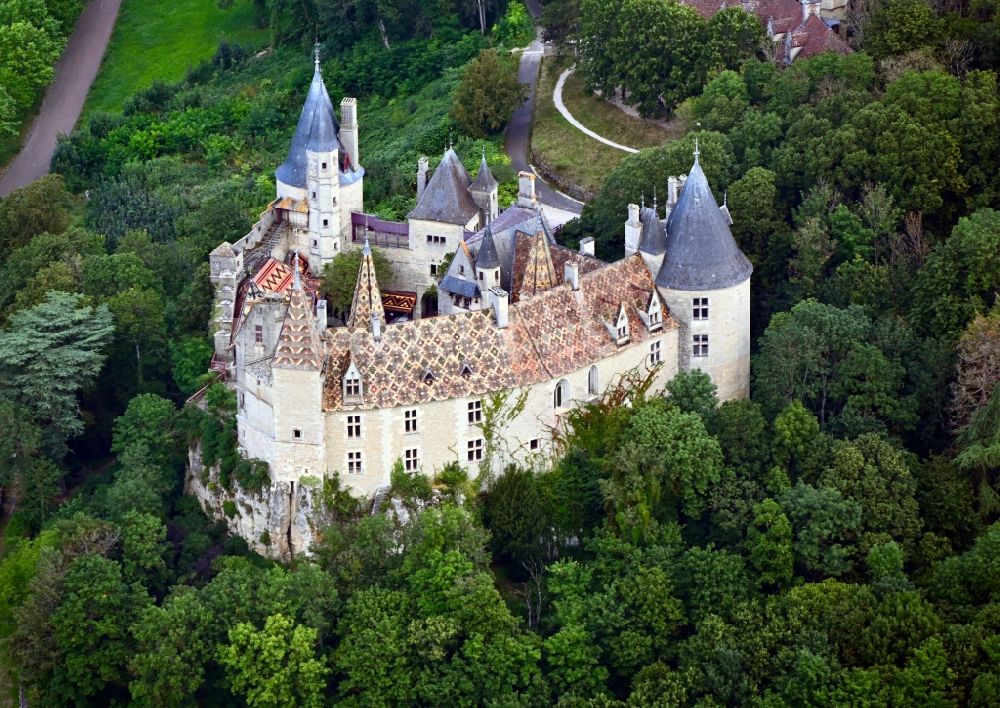 La Rochepot aus der Vogelperspektive: Burganlage des Schloss Château de la Rochepot in La Rochepot in Bourgogne-Franche-Comte, Frankreich