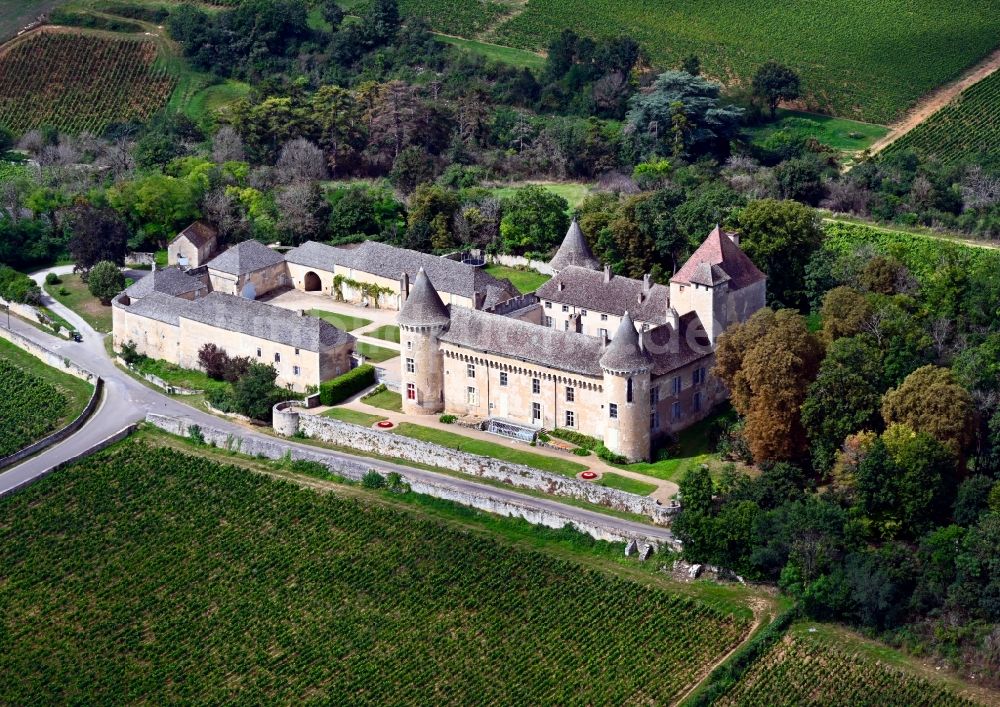 Rully von oben - Burganlage des Schloss Château de Rully in Rully in Bourgogne-Franche-Comte, Frankreich