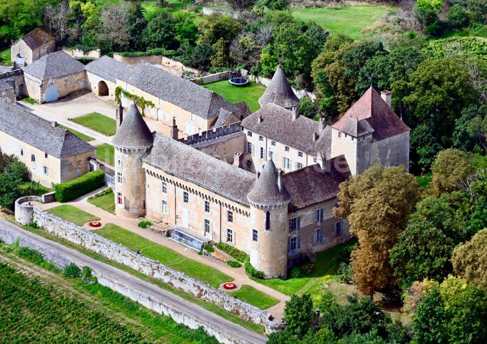 Rully aus der Vogelperspektive: Burganlage des Schloss Château de Rully in Rully in Bourgogne-Franche-Comte, Frankreich