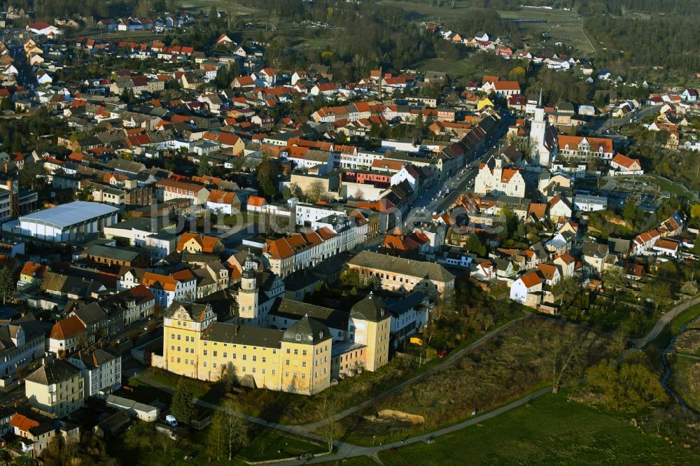 Coswig (Anhalt) von oben - Burganlage des Schloss in Coswig (Anhalt) im Bundesland Sachsen-Anhalt, Deutschland