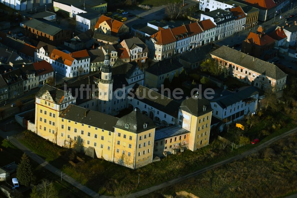 Luftbild Coswig (Anhalt) - Burganlage des Schloss in Coswig (Anhalt) im Bundesland Sachsen-Anhalt, Deutschland