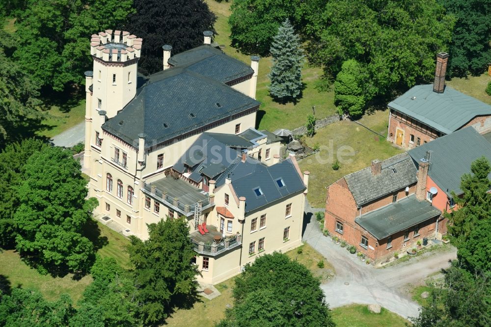 Haldensleben von oben - Burganlage des Schloss Detzel in Haldensleben im Bundesland Sachsen-Anhalt, Deutschland