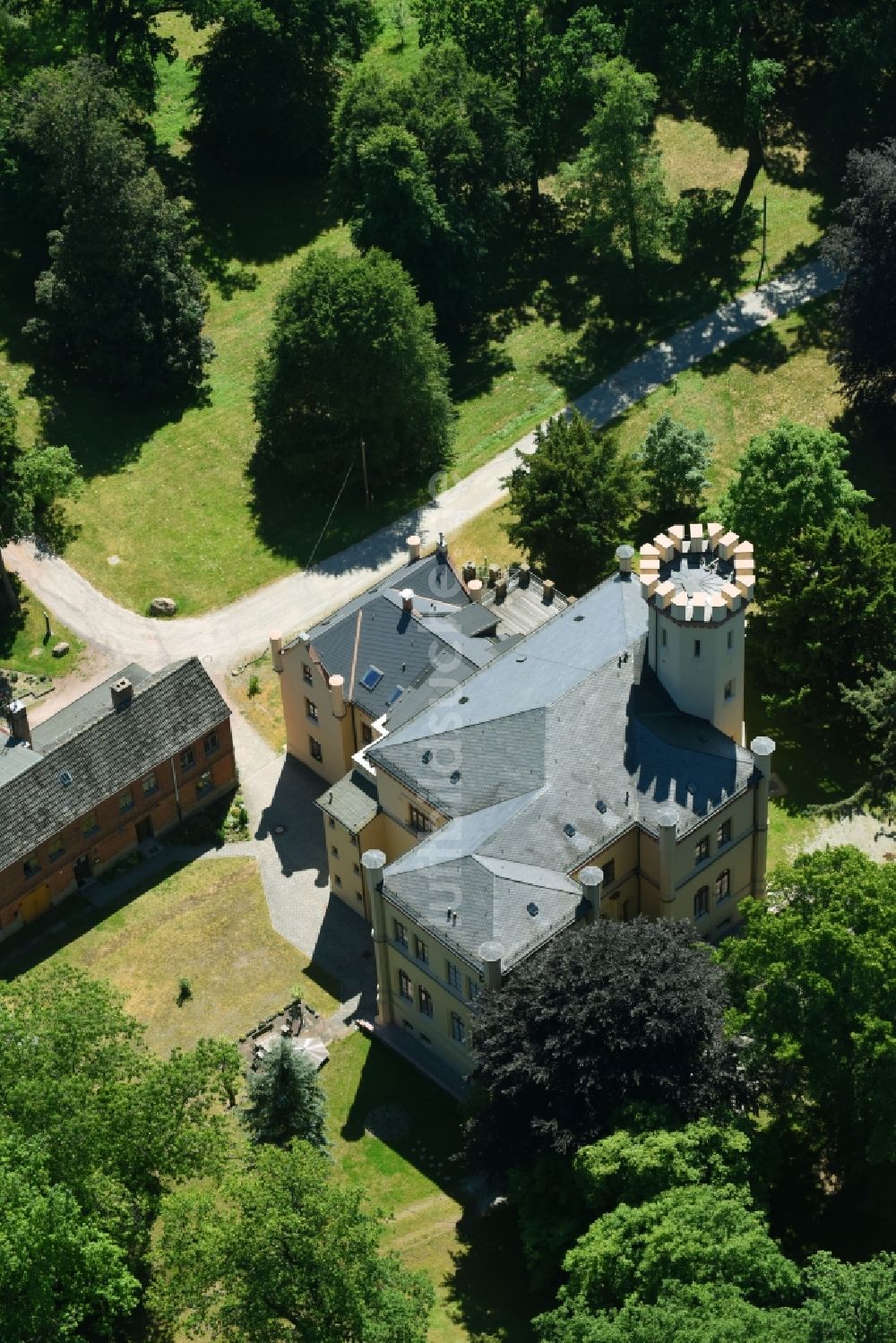 Luftbild Haldensleben - Burganlage des Schloss Detzel in Haldensleben im Bundesland Sachsen-Anhalt, Deutschland