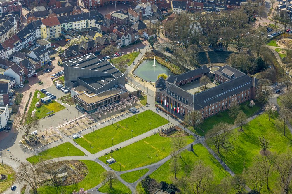 Luftbild Dinslaken - Burganlage des Schloss Dinslaken am Platz D'Agen in Dinslaken im Bundesland Nordrhein-Westfalen - NRW, Deutschland
