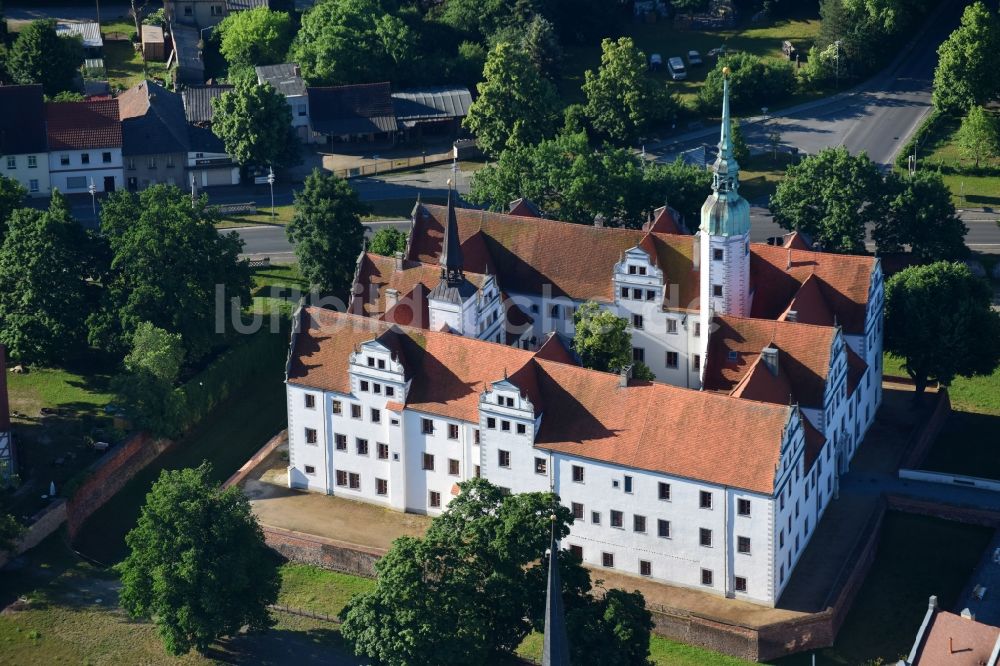 Luftaufnahme Doberlug-Kirchhain - Burganlage des Schloss Doberlug in Doberlug-Kirchhain im Bundesland Brandenburg, Deutschland