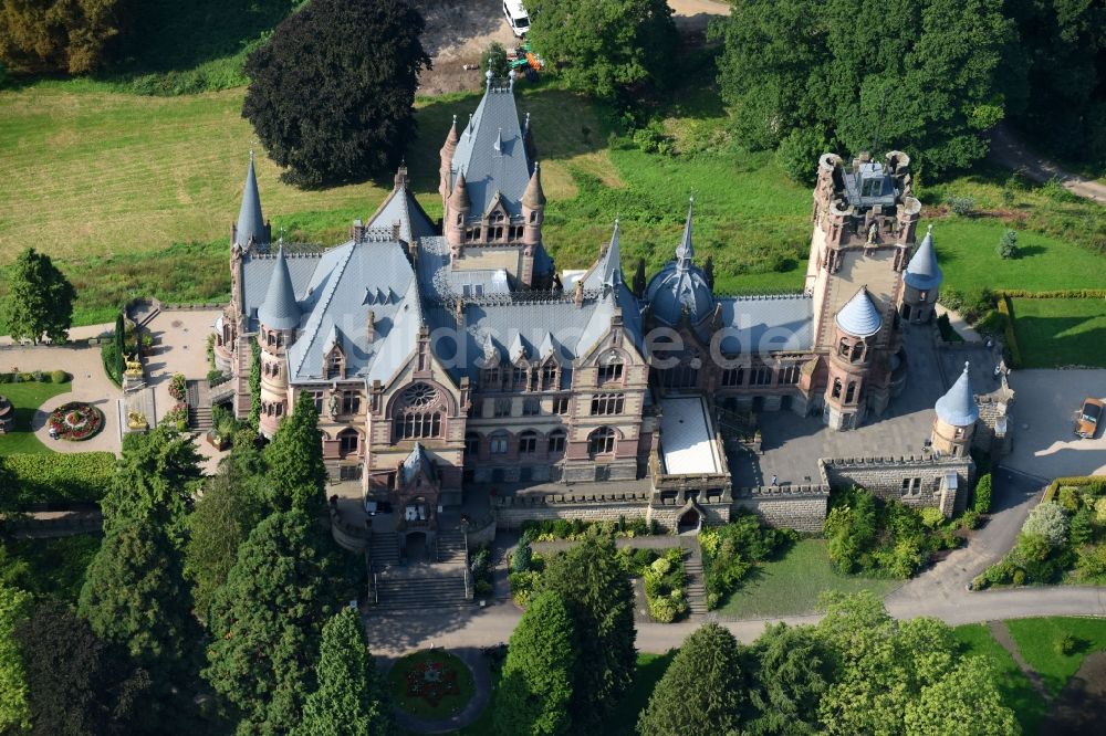 Luftaufnahme Königswinter - Burganlage des Schloss Drachenburg in Königswinter im Bundesland Nordrhein-Westfalen, Deutschland