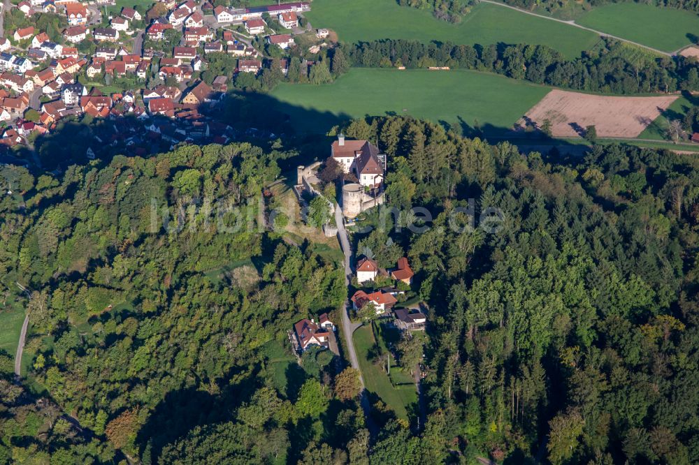 Auenwald aus der Vogelperspektive: Burganlage des Schloss Ebersberg in Auenwald im Bundesland Baden-Württemberg, Deutschland