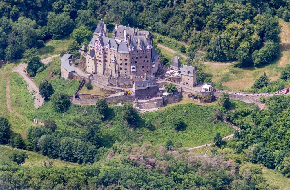 Wierschem von oben - Burganlage des Schloss Eltz in Wierschem im Bundesland Rheinland-Pfalz