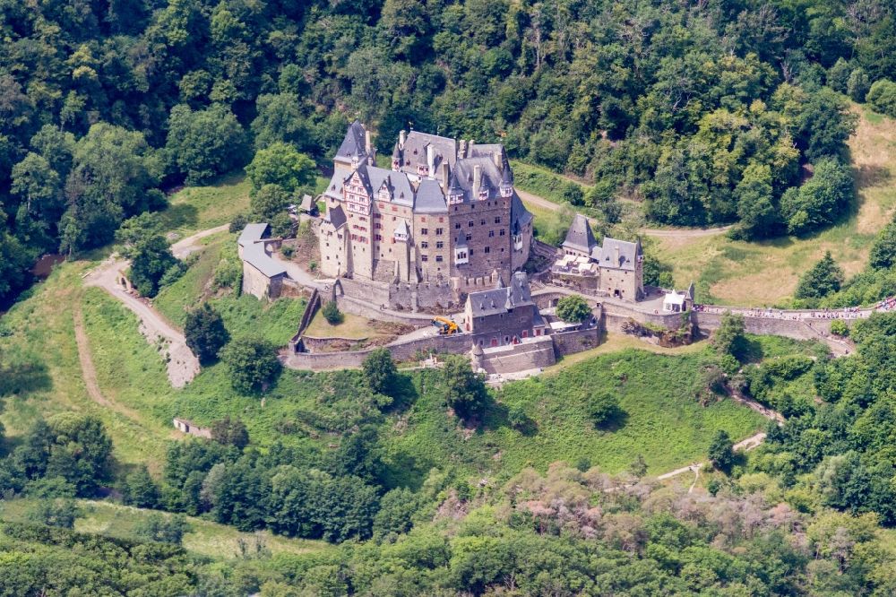 Wierschem aus der Vogelperspektive: Burganlage des Schloss Eltz in Wierschem im Bundesland Rheinland-Pfalz