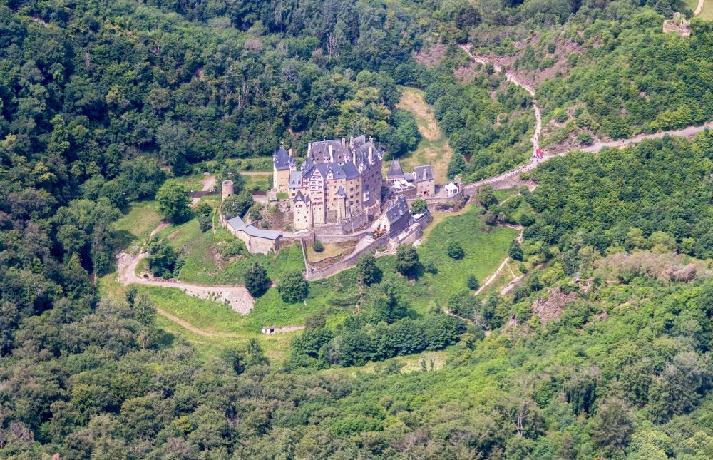 Luftaufnahme Wierschem - Burganlage des Schloss Eltz in Wierschem im Bundesland Rheinland-Pfalz