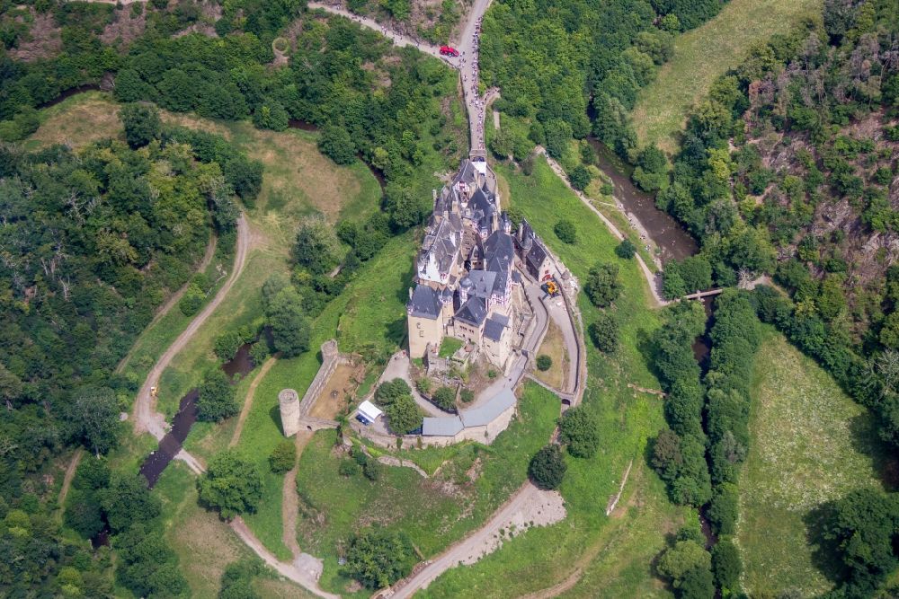 Wierschem aus der Vogelperspektive: Burganlage des Schloss Eltz in Wierschem im Bundesland Rheinland-Pfalz