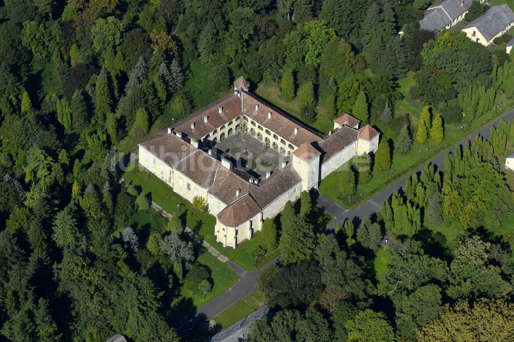 Vep von oben - Burganlage des Schloss Vép, Erdody in Vep in Vas, Ungarn