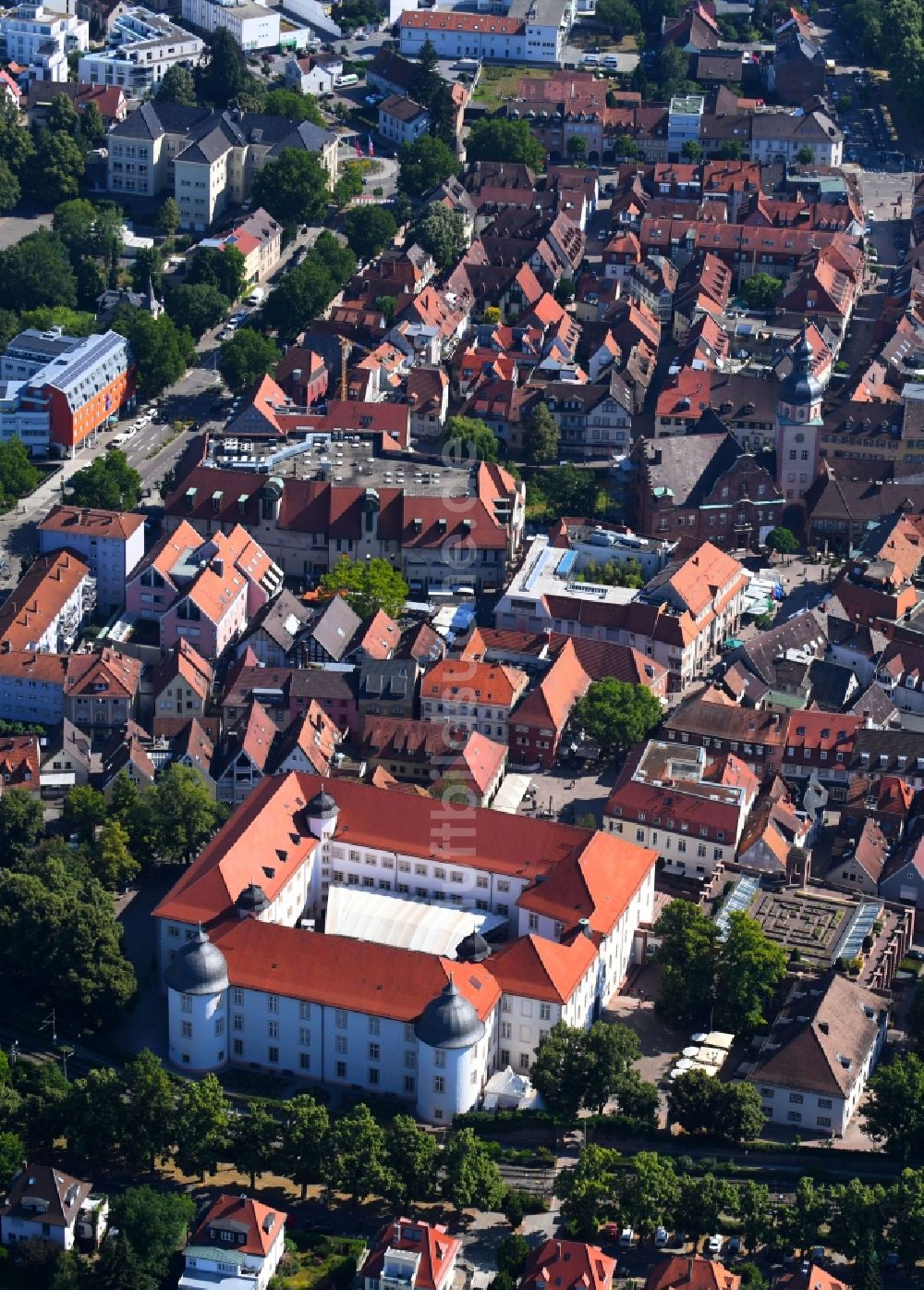 Luftaufnahme Ettlingen - Burganlage des Schloss Ettlingen im historischen Stadtkern der Altstadt in Ettlingen im Bundesland Baden-Württemberg, Deutschland