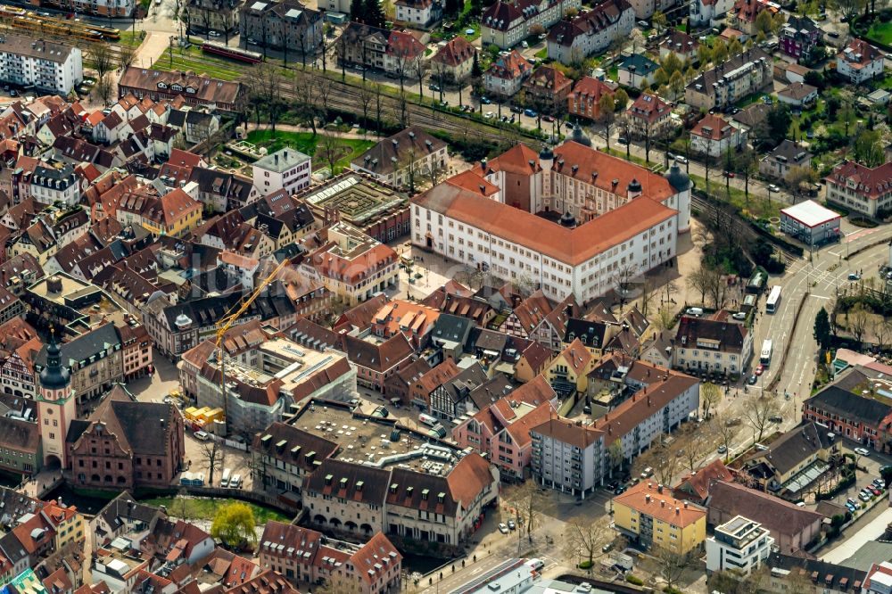 Luftbild Ettlingen - Burganlage des Schloss Ettlingen im historischen Stadtkern der Altstadt in Ettlingen im Bundesland Baden-Württemberg, Deutschland