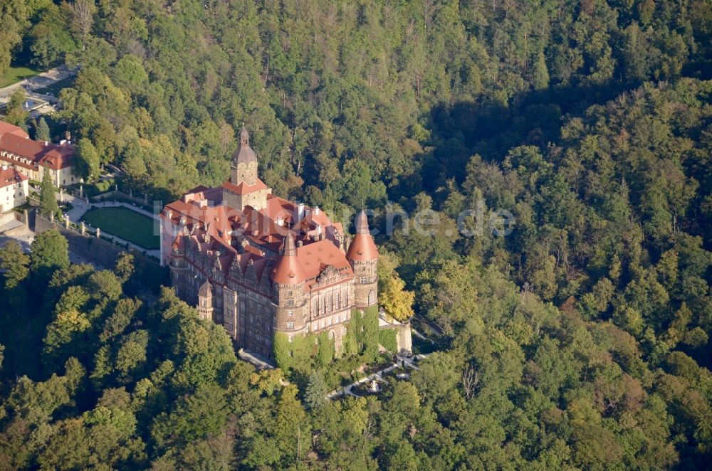 Walbrzych von oben - Burganlage des Schloss Fürstenstein in Walbrzych in Dolnoslaskie, Polen