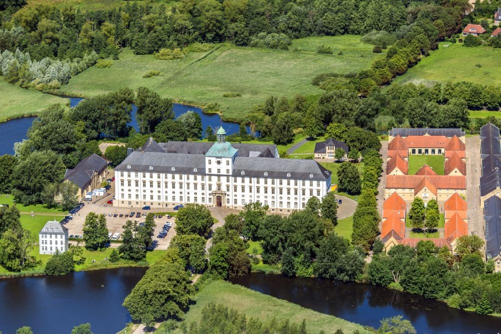 Schleswig von oben - Burganlage des Schloss Gottorf im Ortsteil Annettenhöh in Schleswig im Bundesland Schleswig-Holstein