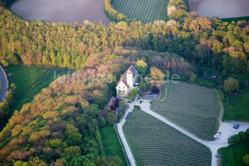 Luftbild Volkach - Burganlage des Schloss Hallburg Vinothek mit Weinbergen in Volkach im Bundesland Bayern, Deutschland