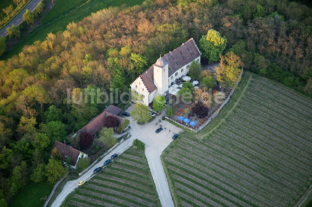 Volkach von oben - Burganlage des Schloss Hallburg Vinothek mit Weinbergen in Volkach im Bundesland Bayern, Deutschland