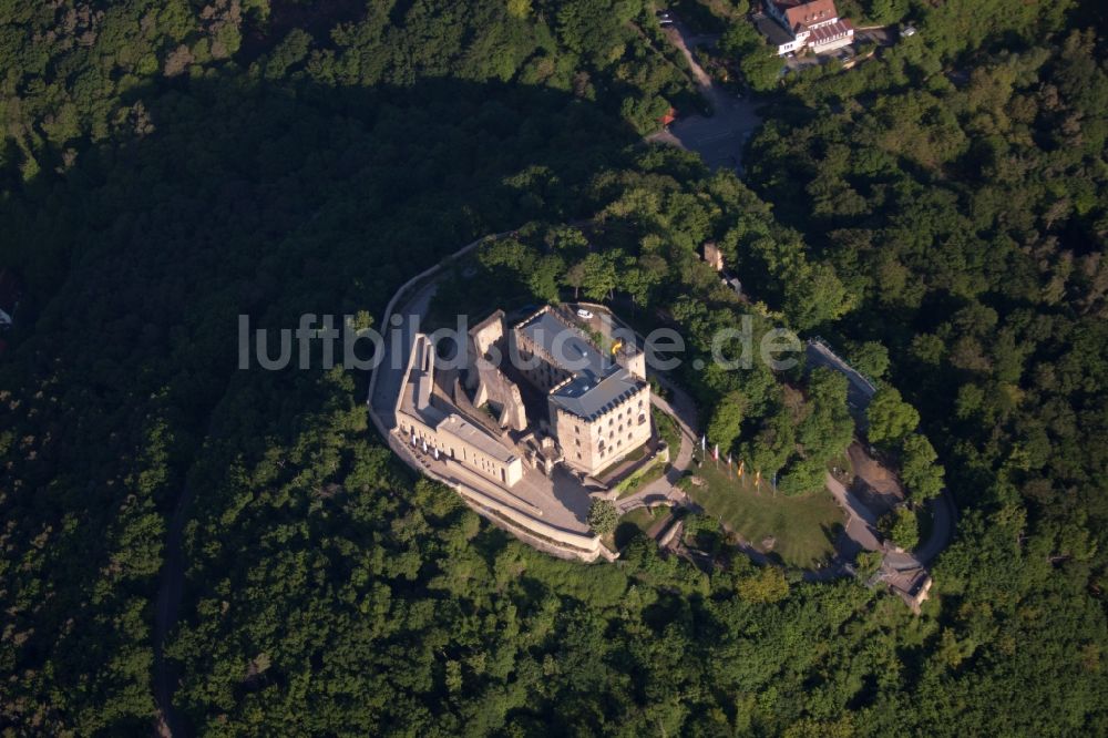 Luftaufnahme Neustadt an der Weinstraße - Burganlage des Schloss Hambach in Neustadt an der Weinstraße im Bundesland Rheinland-Pfalz