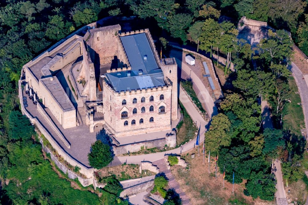 Luftaufnahme Neustadt an der Weinstraße - Burganlage des Schloss Hambacher Schloss in Neustadt an der Weinstraße im Bundesland Rheinland-Pfalz, Deutschland