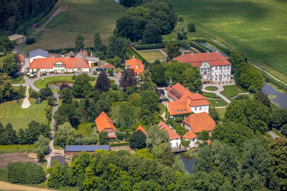 Harkotten aus der Vogelperspektive: Burganlage des Schloss Harkotten in Harkotten im Bundesland Nordrhein-Westfalen, Deutschland