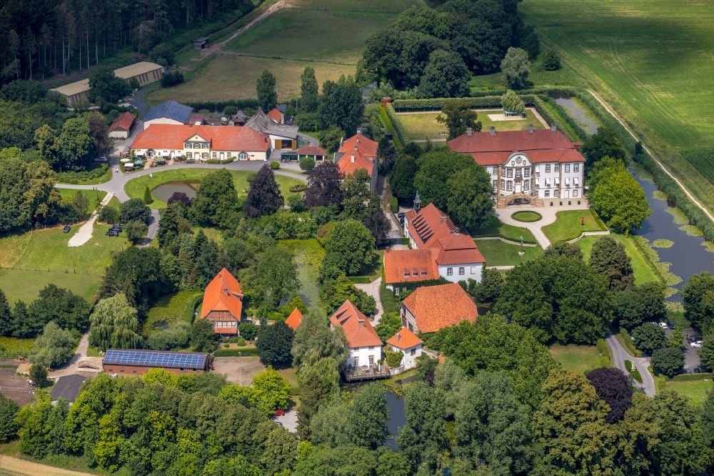 Luftaufnahme Harkotten - Burganlage des Schloss Harkotten in Harkotten im Bundesland Nordrhein-Westfalen, Deutschland