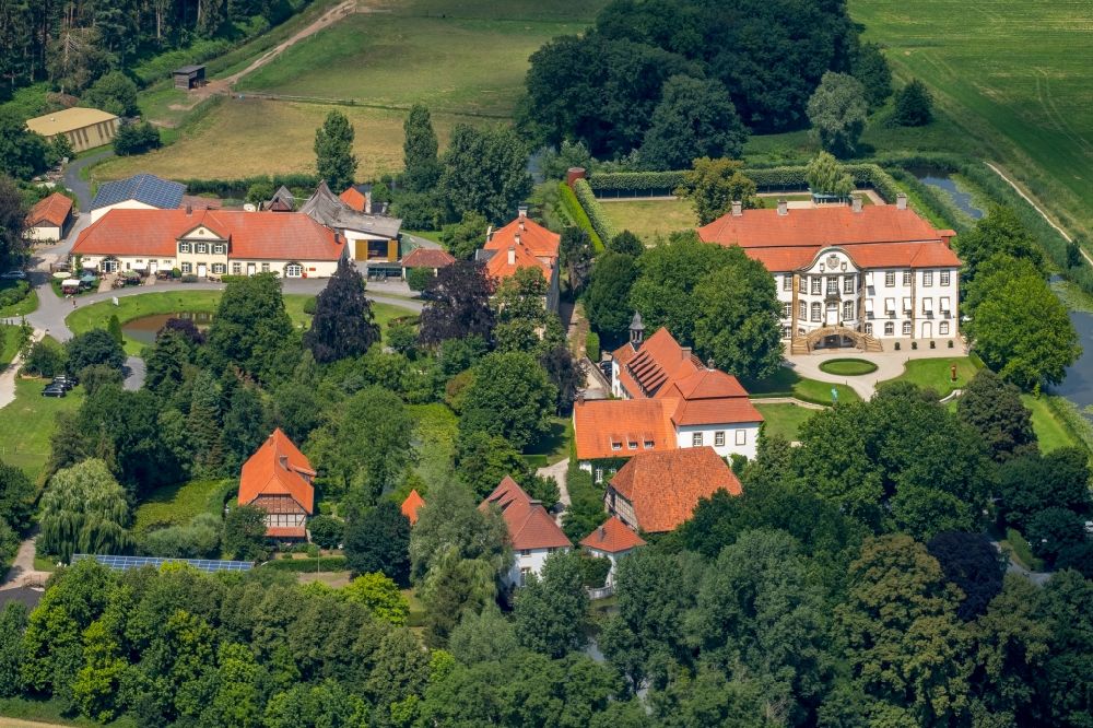 Harkotten von oben - Burganlage des Schloss Harkotten in Harkotten im Bundesland Nordrhein-Westfalen, Deutschland