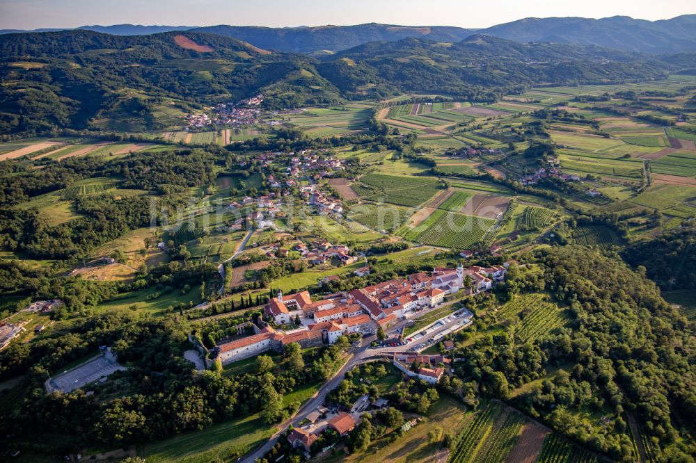 Luftbild Vipavski Kriz - Burganlage des Schloss Heilig Kreuz / Grad Vipavski Kriz in Vipavski Kriz in Ajdovscina, Slowenien