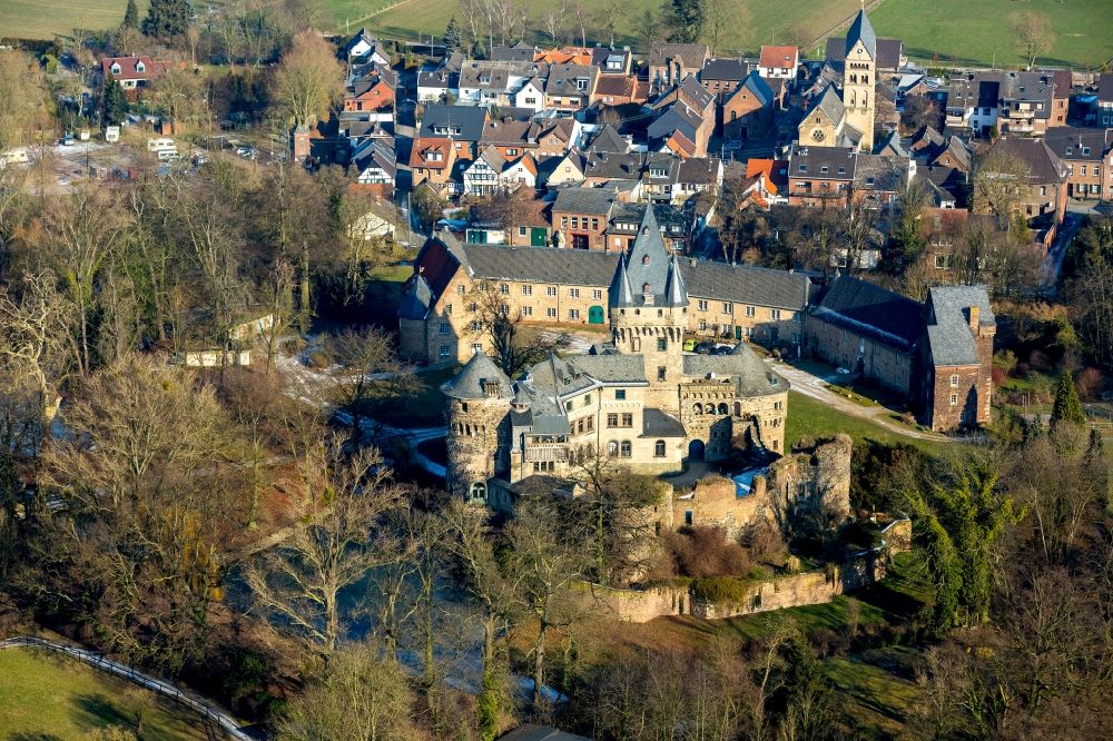 Luftaufnahme Grevenbroich - Burganlage des Schloss Hülchrath im Ortsteil Hülchrath in Grevenbroich im Bundesland Nordrhein-Westfalen, Deutschland