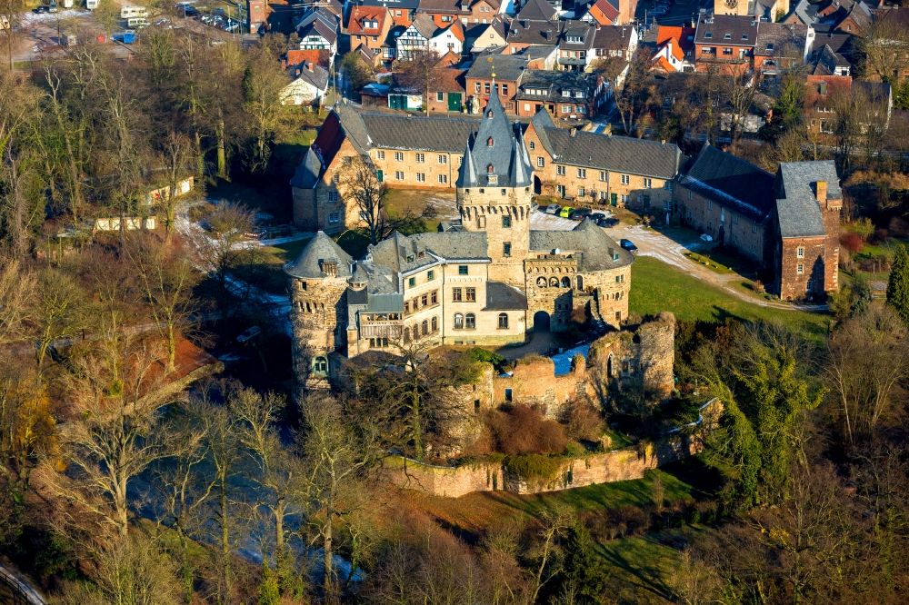 Luftbild Grevenbroich - Burganlage des Schloss Hülchrath im Ortsteil Hülchrath in Grevenbroich im Bundesland Nordrhein-Westfalen, Deutschland