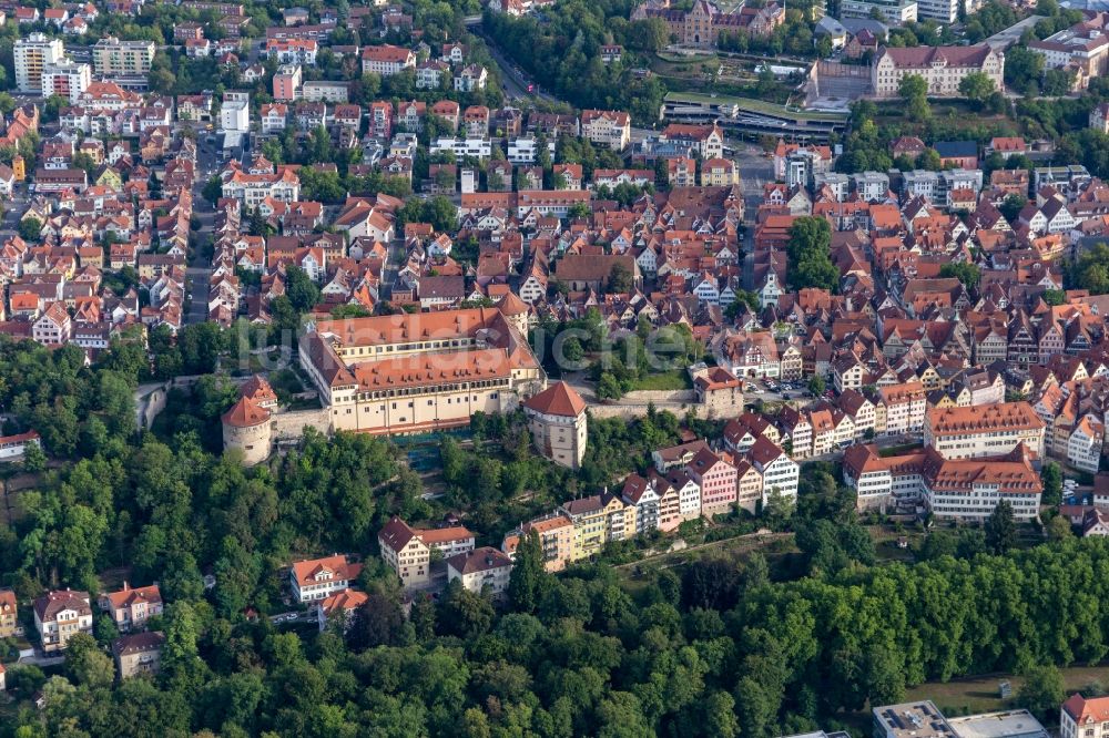 Tübingen von oben - Burganlage des Schloss Hohen Tübingen in Tübingen im Bundesland Baden-Württemberg, Deutschland