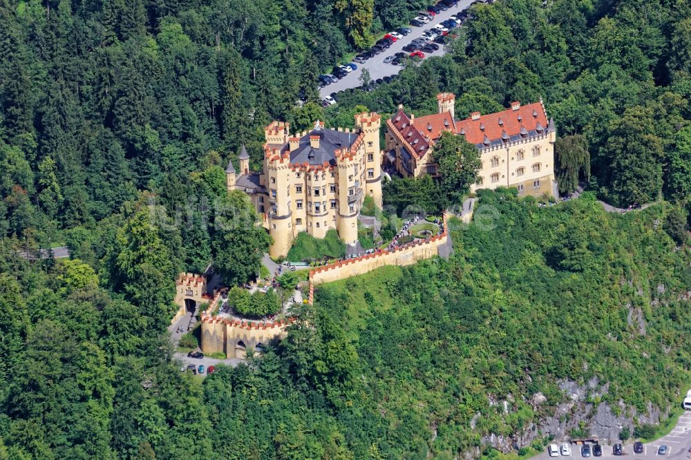 Luftaufnahme Schwangau - Burganlage von Schloss Hohenschwangau in Schwangau bei Füssen im Bundesland Bayern
