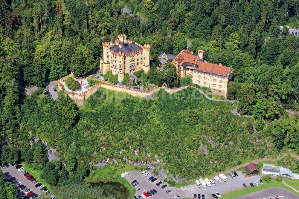 Schwangau aus der Vogelperspektive: Burganlage von Schloss Hohenschwangau in Schwangau bei Füssen im Bundesland Bayern