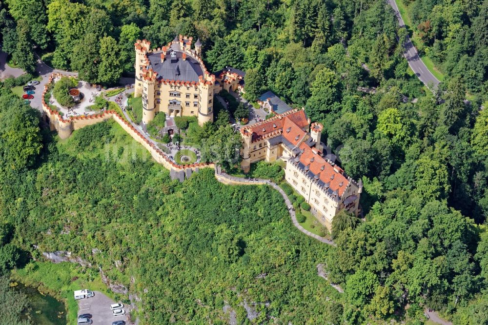 Luftbild Schwangau - Burganlage von Schloss Hohenschwangau in Schwangau bei Füssen im Bundesland Bayern