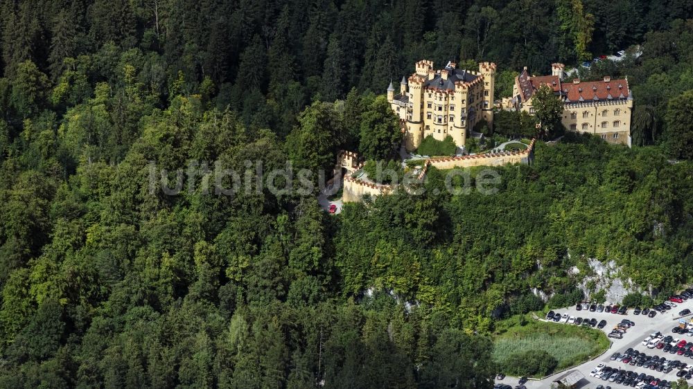 Luftaufnahme Schwangau - Burganlage von Schloss Hohenschwangau in Schwangau bei Füssen im Bundesland Bayern