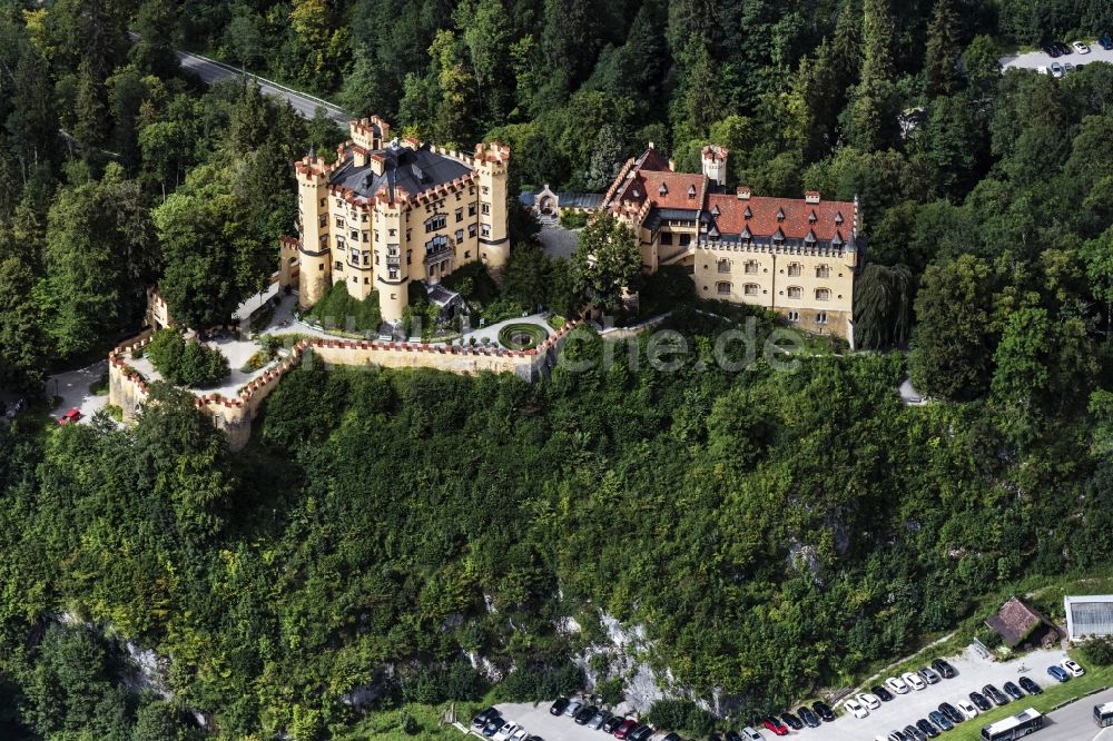 Schwangau aus der Vogelperspektive: Burganlage von Schloss Hohenschwangau in Schwangau bei Füssen im Bundesland Bayern