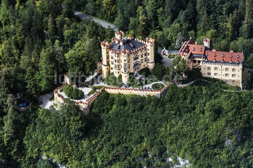 Luftbild Schwangau - Burganlage von Schloss Hohenschwangau in Schwangau bei Füssen im Bundesland Bayern