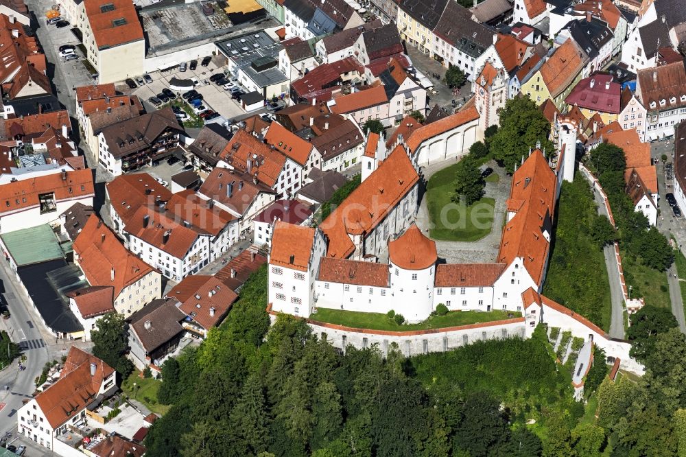 Luftaufnahme Füssen - Burganlage des Schloss Hohes Schloss Füssen in Füssen im Bundesland Bayern, Deutschland