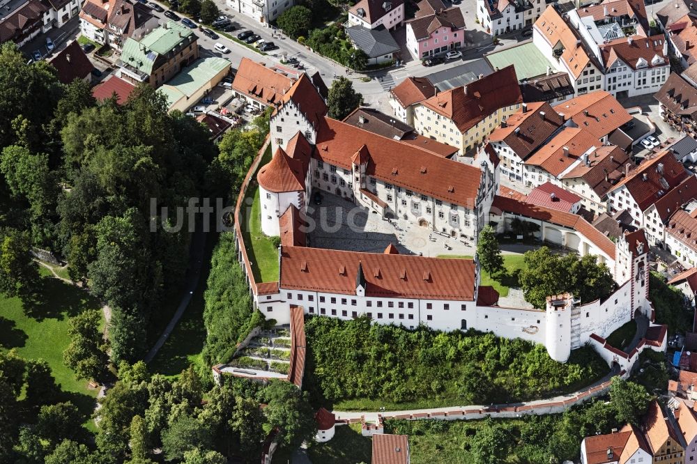 Füssen von oben - Burganlage des Schloss Hohes Schloss Füssen in Füssen im Bundesland Bayern, Deutschland