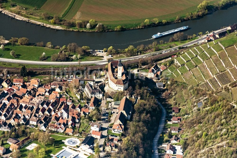 Gundelsheim von oben - Burganlage des Schloss Horneck in Gundelsheim im Bundesland Baden-Württemberg, Deutschland