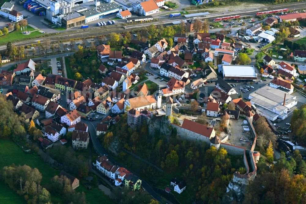Neuhaus an der Pegnitz von oben - Burganlage des Schloss und Hotel Burg Veldenstein in Neuhaus an der Pegnitz im Bundesland Bayern