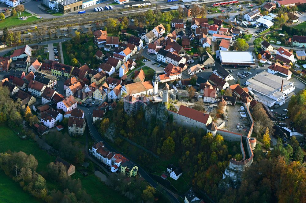Neuhaus an der Pegnitz aus der Vogelperspektive: Burganlage des Schloss und Hotel Burg Veldenstein in Neuhaus an der Pegnitz im Bundesland Bayern